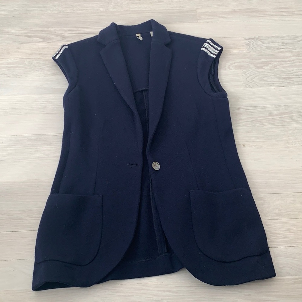 Isli size 6 navy blue vest with one button and 2 pockets on the side